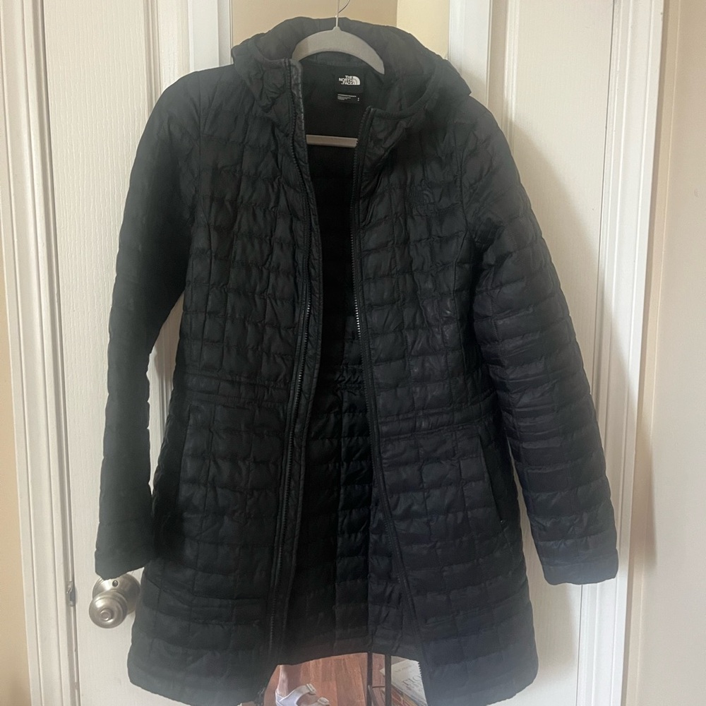 The North Face Women's Black ThermoBall quilted hooded parka - Picture 4 of 7